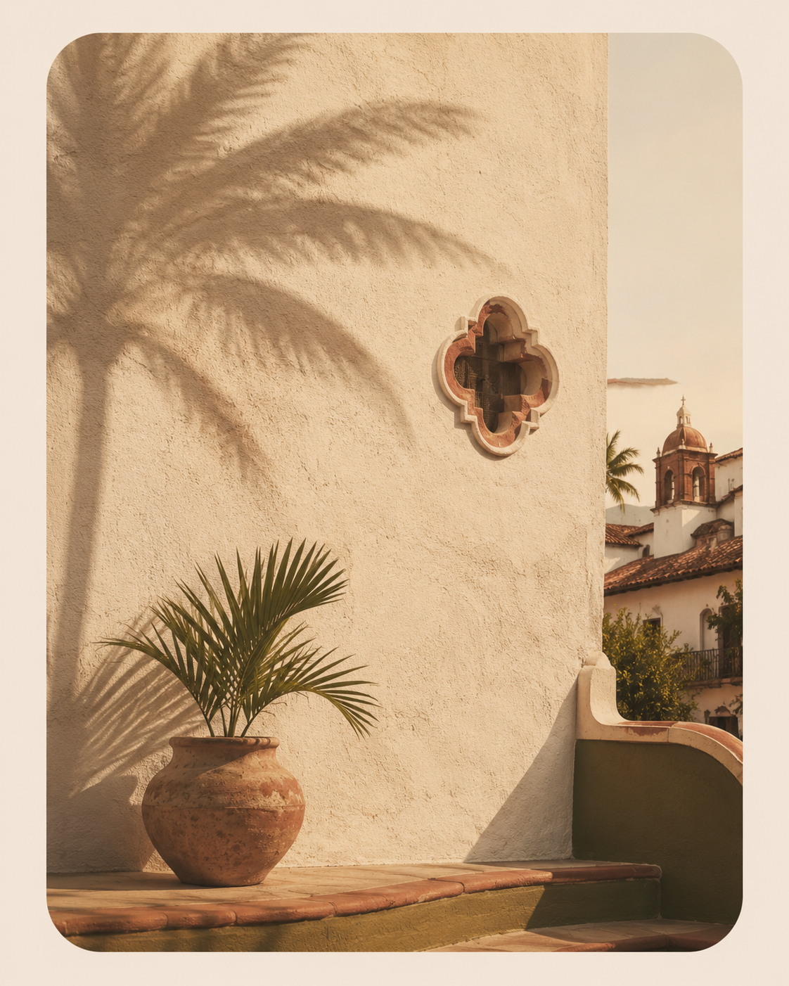 Muro colonial de Puerto Vallarta con sombra de palmera y maceta de barro